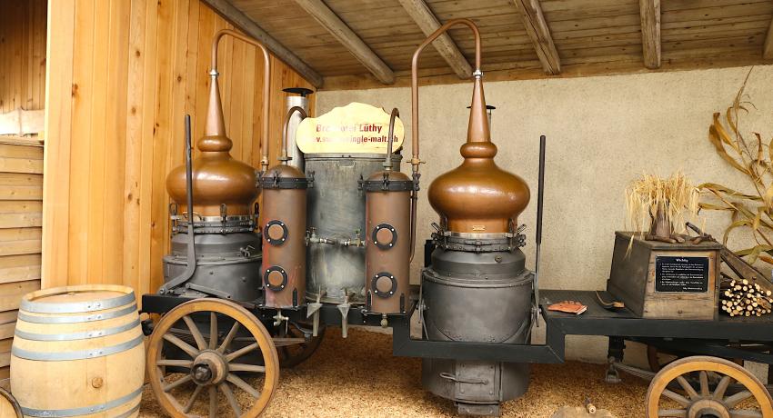 Lüthy working portable still
